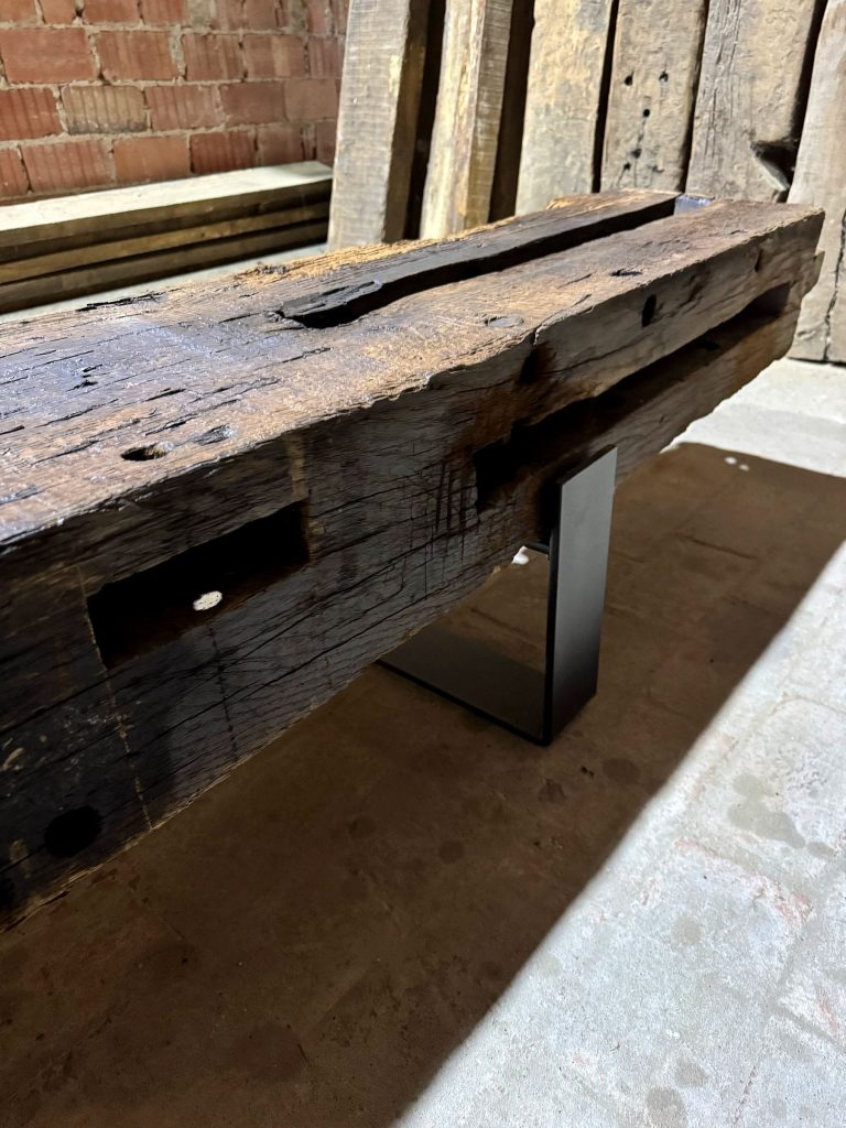 Alter Fachwerkbalken im Rohzustand mit rostigem Metallbeschlag