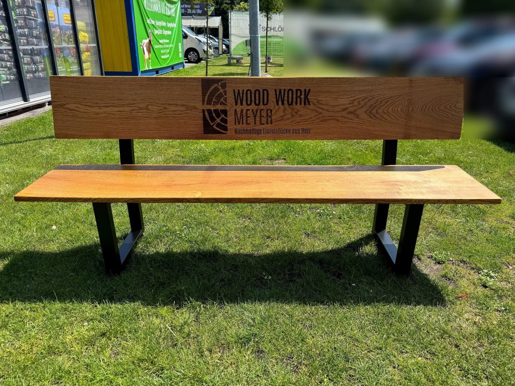 Gartenbank mit eingraviertem Woodwork-Meyer-Logo in der Rückenlehne