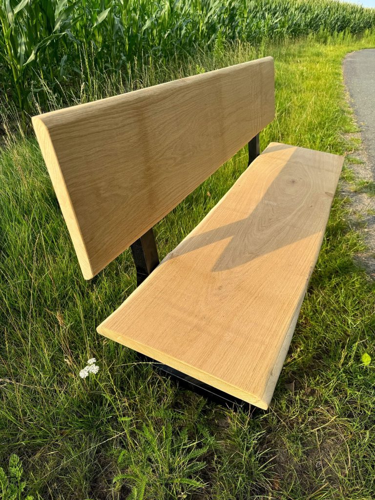 Helle Bank mit Rückenlehne auf einer Wiese