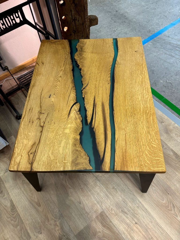 Couchtisch aus Massivholz mit türkisfarbenem Epoxidharz-Fluss