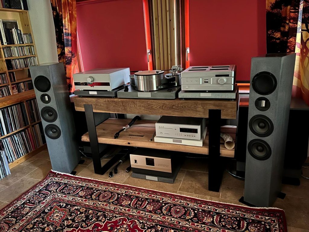 Hifi-Rack aus Eichenbalken mit Plattenspieler und Verstärkern