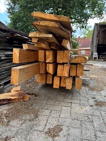 Gestapelte Kanthölzer und Balken im Freien