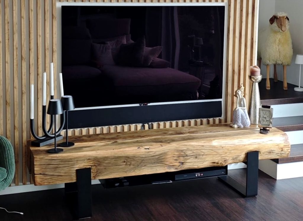TV-Lowboard aus einem massiven alten Eichenbalken auf Stahlkufen im Wohnzimmer